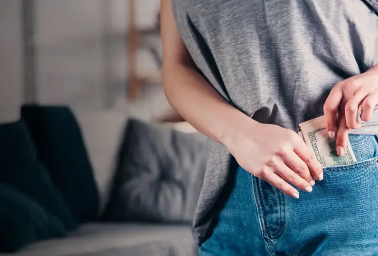 ¿Cómo ahorrar dinero y pagar las deudas del mes?