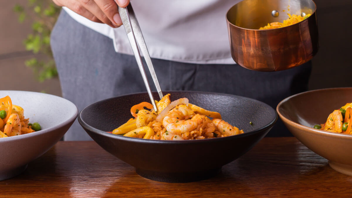 Concepto de cocina abierta en un restaurante